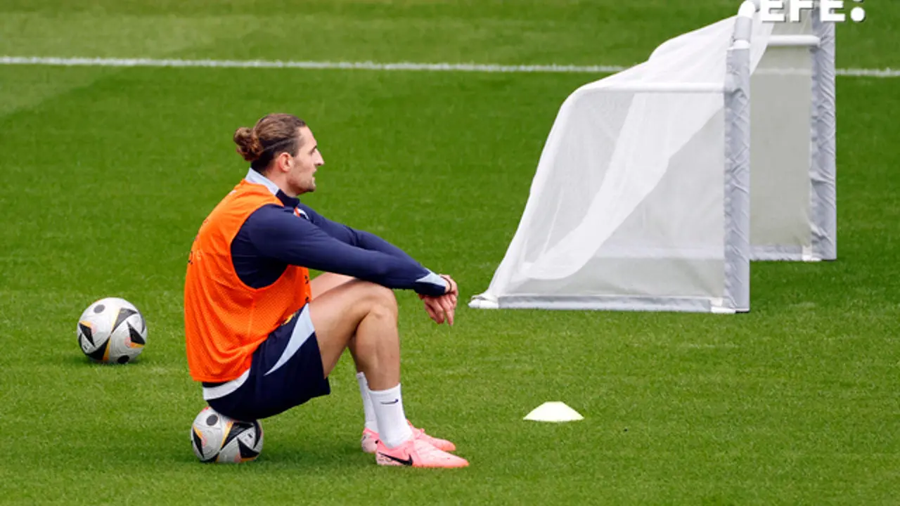 El francés Adrien Rabiotdurante un entrenamiento previo al partido de España del próximo martes en Múnich, Alemania. EFE/Alberto Estevez