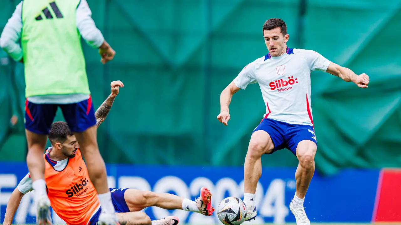 El jugador de la selección española de fútbol Daniel Vivian, durante la rueda de prensa este domingo. El combinado español se enfrentará a Francia en el partido de semifinales de la Eurocopa 2024, que se disputará el próximo 9 de junio.- EFE/ Pablo García/RFEF