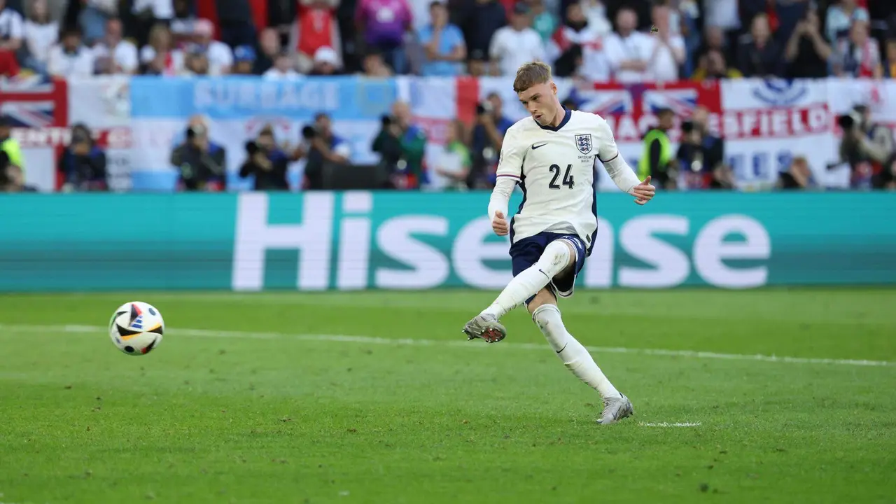 Cole Palmer, durante la tanda de penaltis de la eliminatoria de cuartos de final de la Eurocopa 2024 que midió a Inglaterra contra Suiza. EFE/EPA/FRIEDEMANN VOGEL