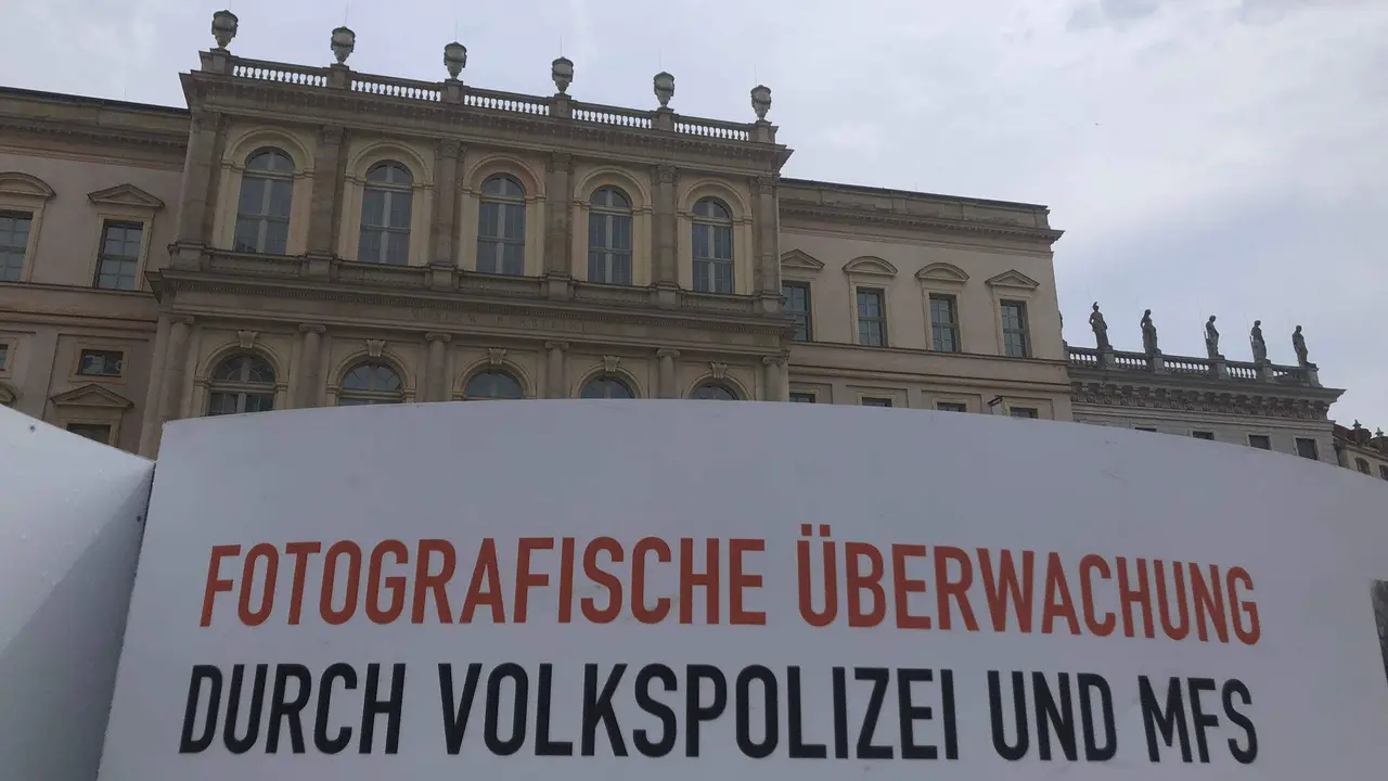 Una exposición en Potsdam reaviva el recuerdo de cómo el aparato represivo de la República Democrática de Alemania (RDA) vigiló a los aficionados al fútbol del este germano, como aquel hincha fotografiado por llevar en su chaqueta vaquera parches con escudos de equipos de fútbol que disgustaban a las autoridades comunistas. EFE/ Salvador Martínez