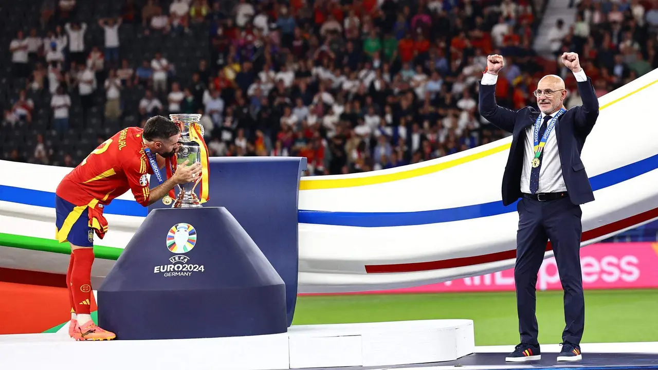 El seleccionador Luis de la Fuente y el defensa Dani Carvajal tras el encuentro correspondiente a la final de la Eurocopa que disputaron Inglaterra en el Estadio Olímpico de Berlín. EFE/EPA/FILIP SINGER