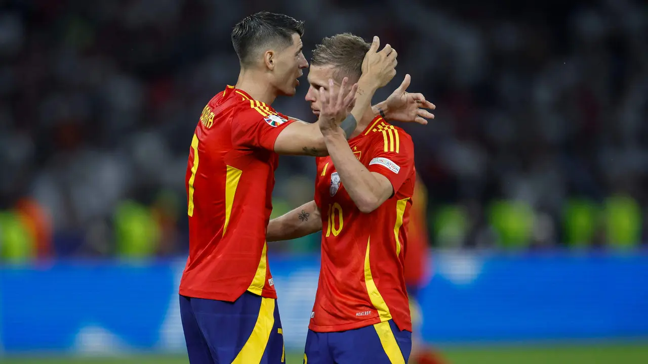 El delantero de la selección española Álvaro Morata abraza a Dani Olmo tras ser sustituido durante el encuentro correspondiente a la final de la Eurocopa que disputaron España e Inglaterra en el Estadio Olímpico de Berlín. EFE /Alberto Estévez