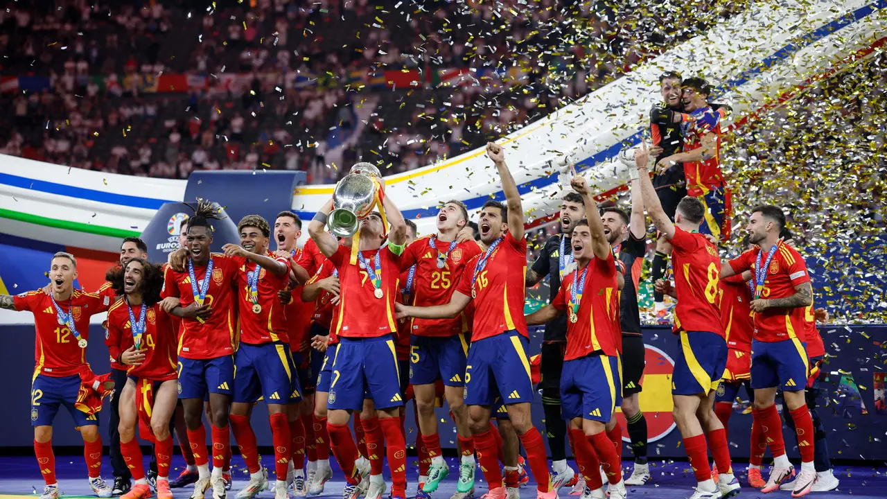 El capitán de la selección española Álvaro Morata (c) levanta el trofeo junto a sus compañeros durante la celebración de la victoria de la Eurocopa, tras vencer a Inglaterra en el partido de la final disputado en el Estadio Olímpico de Berlín. EFE/Alberto Estévez