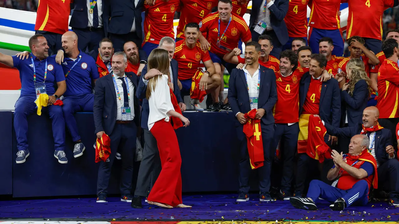 El rey Felipe y la infanta Sofía celebran con jugadores y cuerpo técnico de la selección española la victoria ante Inglaterra en la final de la Eurocopa que se ha disputado en el Estadio Olímpico de Berlín. EFE/J.J. Guillén