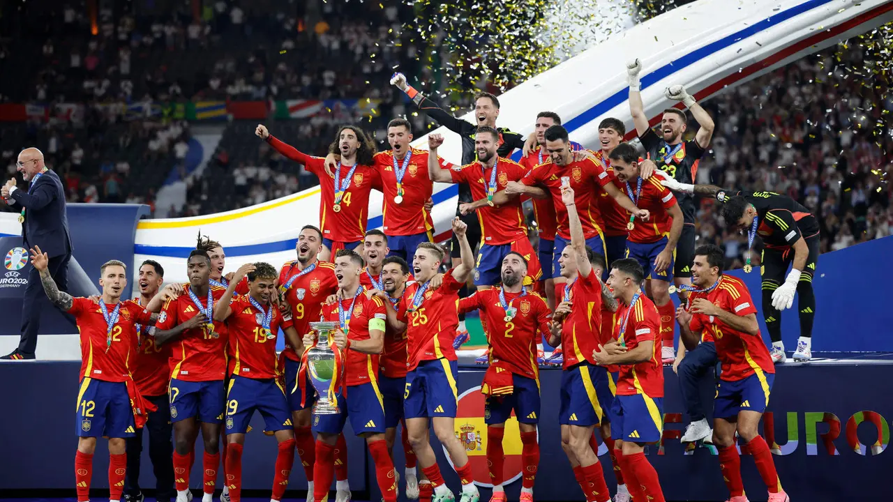 El capitán de la selección española Álvaro Morata (c) levanta el trofeo junto a sus compañeros durante la celebración de la victoria de la Eurocopa, tras vencer a Inglaterra en el partido de la final disputado este domingo en el Estadio Olímpico de Berlín. EFE/Alberto Estévez