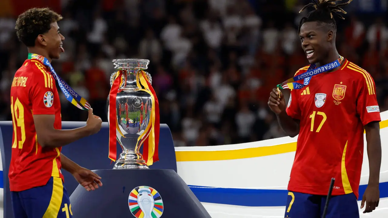 Los jugadores de la selección española Nico Williams y Lamine Yamal tras recibir las medallas de campeones de la Eurocopa al derrotar por 2-1 a Inglaterra en el encuentro que han disputado en el estadio Olímpico de Berlín. EFE / J.J.Guillen.