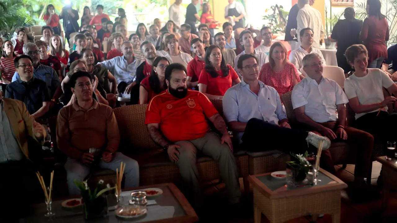 Funcionarios hondureños y diplomáticos europeos acreditados en Honduras observan este domingo en la residencia del embajador de España en Tegucigalpa, Diego Nuño García, la final de la Eurocopa 2024, en Tegucigalpa (Honduras). EFE/ Gustavo Amador