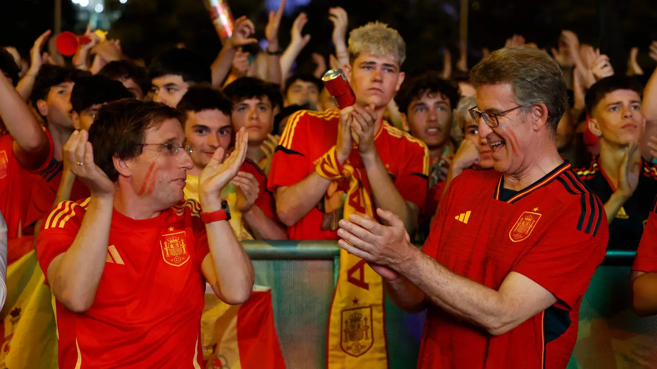 El líder del PP Alberto Núñez Feijóo celebra con el alcalde de Madrid, José Luis Martínez-Almeida (i), el primer gol de la selección española durante la final de la Eurocopa que disputan este domingo las selecciones de España e Inglaterra. EFE/Chema Moya