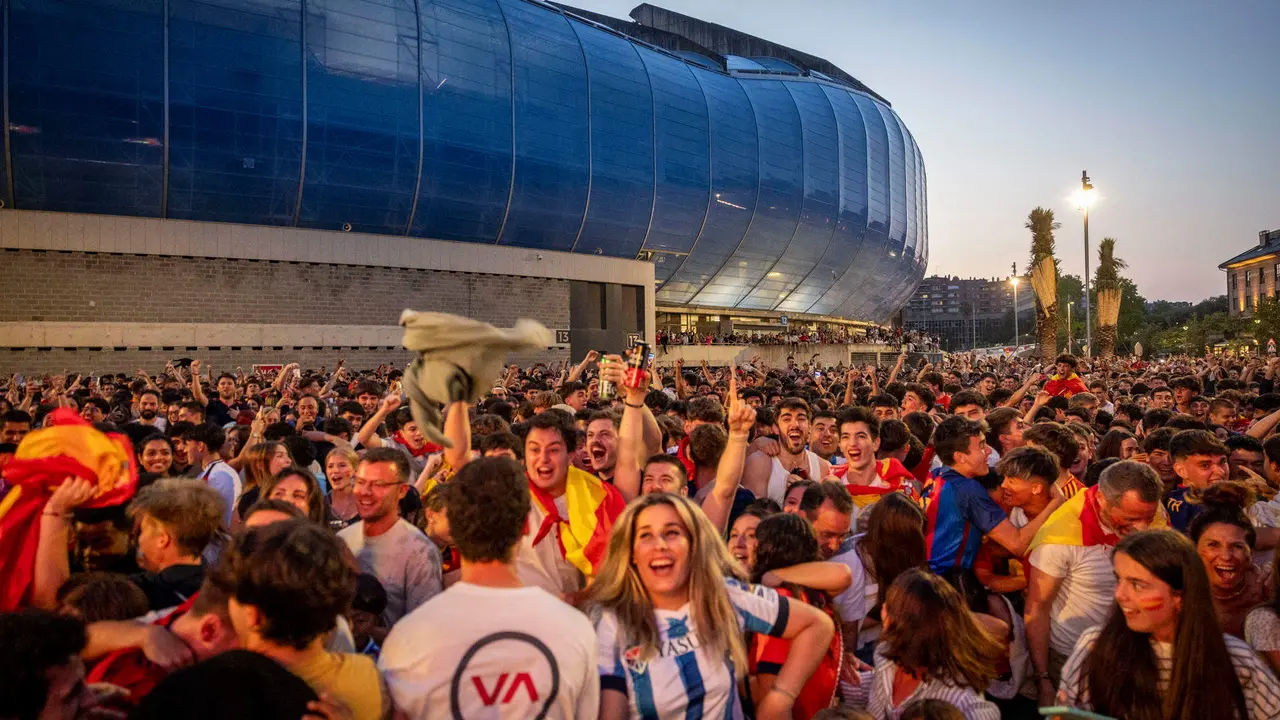 Aficionados celebran el gol de España ante Inglaterra en la final de la Eurocopa,en una pantalla gigante instalada este domingo junto al estadio Reale Arena de San Sebastián. EFE/Javier Etxezarreta