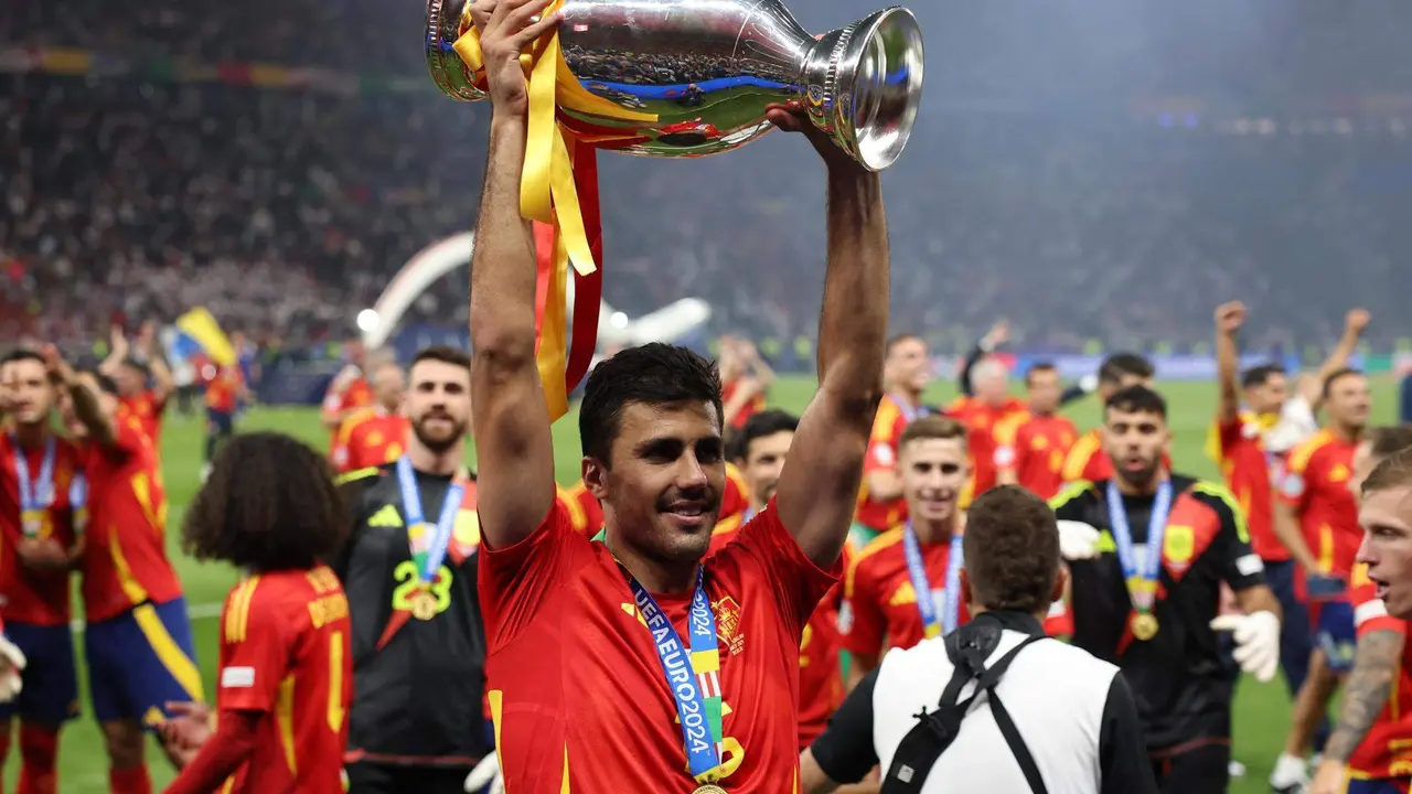 Rodrigo Hernández tras el encuentro correspondiente a la final de la Eurocopa que disputaron Inglaterra en el Estadio Olímpico de Berlín. EFE/EPA/CHRISTOPHER NEUNDORF