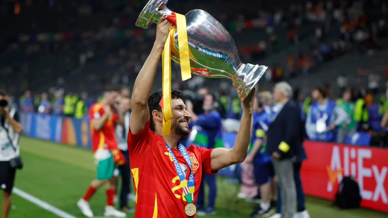 El jugador de la selección española, Jesus Navas, celebra su victoria en la final de la Eurocopa tras derrotar por 2-1 a Inglaterra en el encuentro que han disputado en el estadio Olímpico de Berlín. EFE /Alberto Estévez.