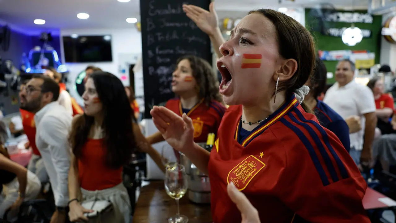 Aficionados de la selección española siguen en el bar de Manolo ´el del Bombo´ el encuentro correspondiente a la final de la Eurocopa de naciones que España e Inglaterra disputaron en el estadio Olímpico de Berlín. EFE / Biel Aliño.