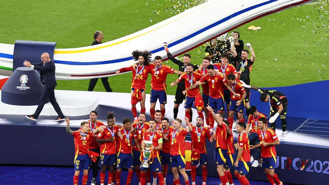 Los jugadores de España tras el encuentro correspondiente a la final de la Eurocopa que disputaron Inglaterra en el Estadio Olímpico de BerlínEFE/EPA/HANNIBAL HANSCHKE