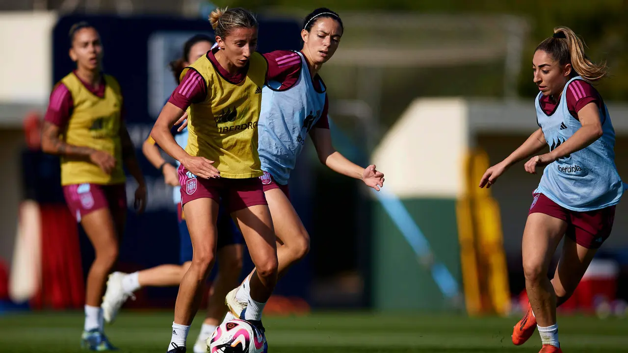 Las jugadoras de la selección española de fútbol Sheila García (i) Aitana Bonmatí (c) y Olga Carmona durante el entrenamiento realizado este lunes EFE/RFEF/David Aliaga