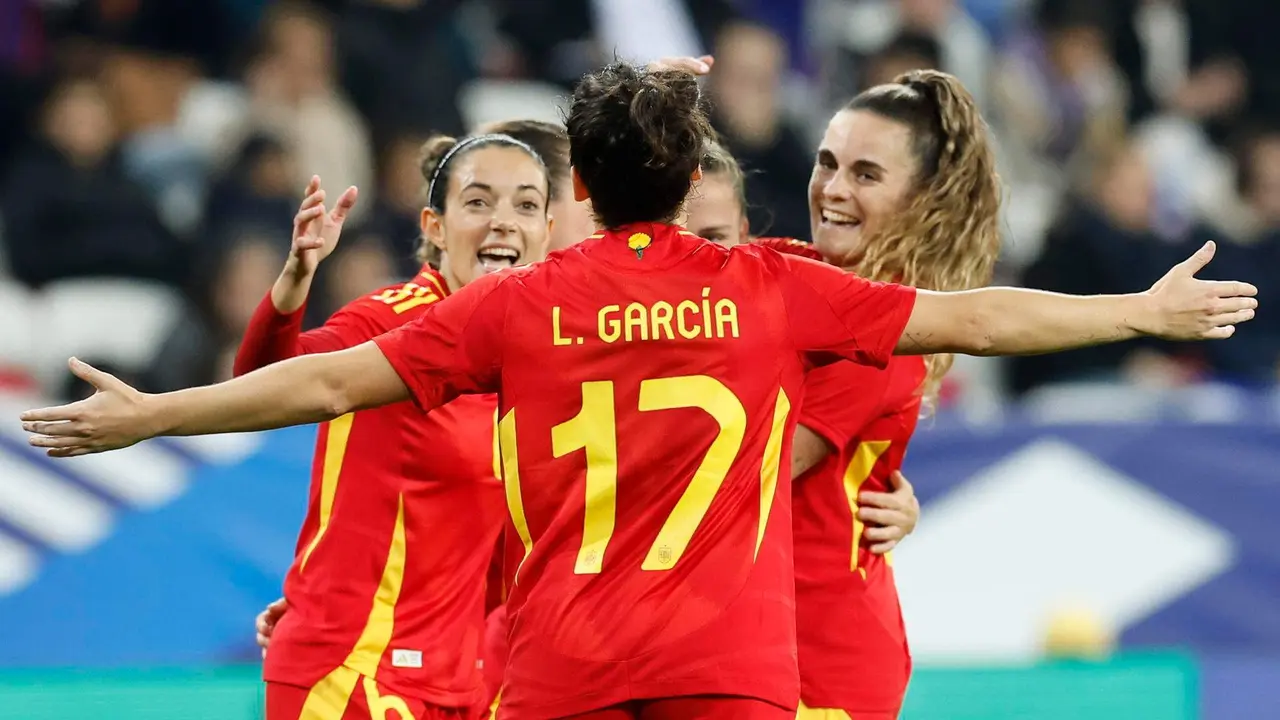 La jugadora española Lucía García celebra su gol con sus compañeras durante el partido amistoso que han jugado Francia y España en Niza, Francia. EFE/EPA/SEBASTIEN NOGIER