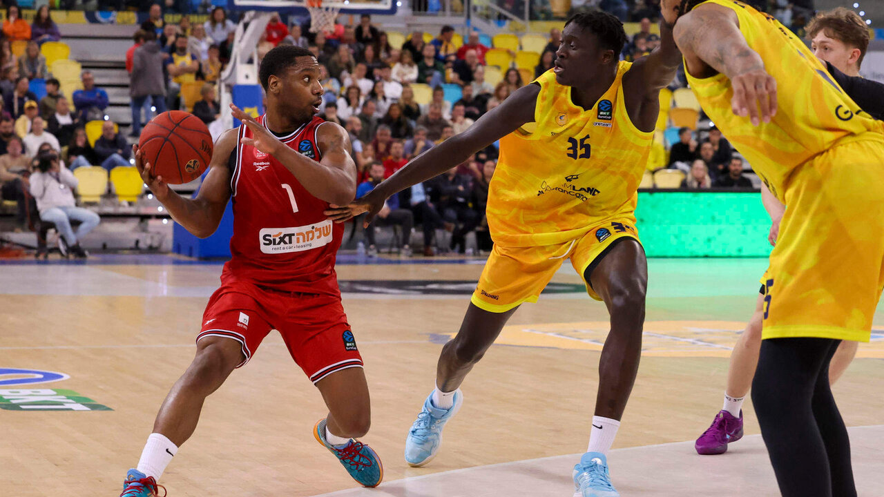 El jugador del  Hapoel Shlomo Tel Aviv Joe Ragland (i) y el jugador del Dreamland Gran Canaria Massamba Diop (d) durante el partido de la jornada 13 de la Eurocopa, disputado este jueves en el Gran Canaria Arena, en Las Palmas de Gran Canaria. .EFE/ Elvira Urquijo A.