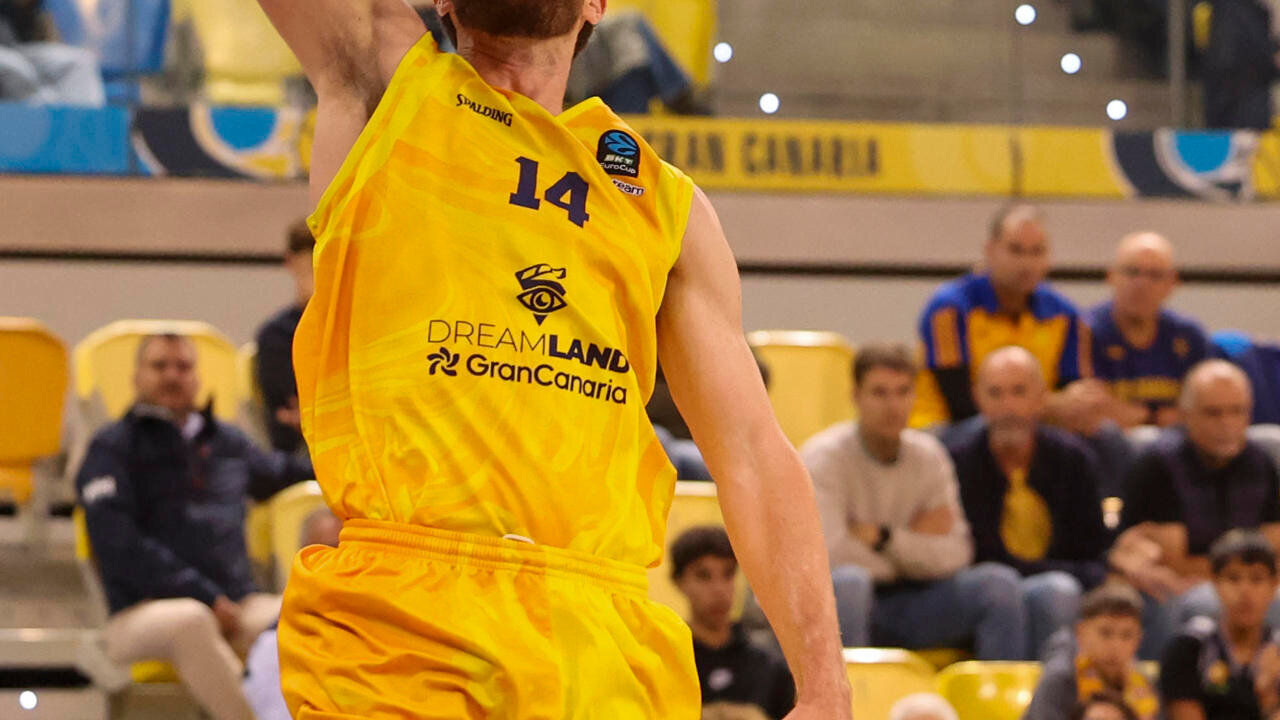 El jugador de Dreamland Gran Canaria John Shurna durante el partido de la jornada 15 de la Eurocopa contra el Joventut Badalona disputado este miércoles en el Gran Canaria Arena, en Las Palmas de Gran Canaria. EFE/ Elvira Urquijo A.