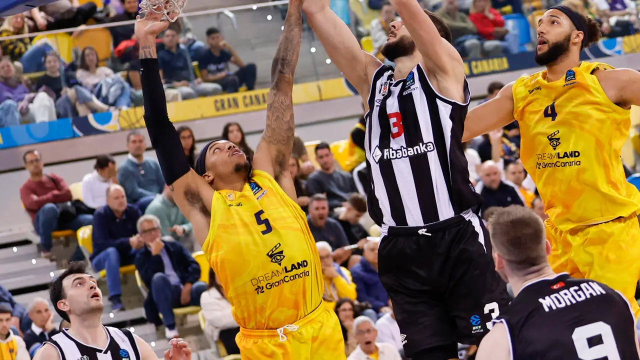 .- El jugador del Dreamland Gran Canaria Caleb Homesley (i) y el del Betsikas Fibabanka Istanbul Uros Plavsic (2d) durante el partido correspondiente a la jornada 17 de la Eurocopa que ambos equipos disputaron este miércoles en el Gran Canaria Arena, en Las Palmas de Gran Canaria. EFE/ Elvira Urquijo A.