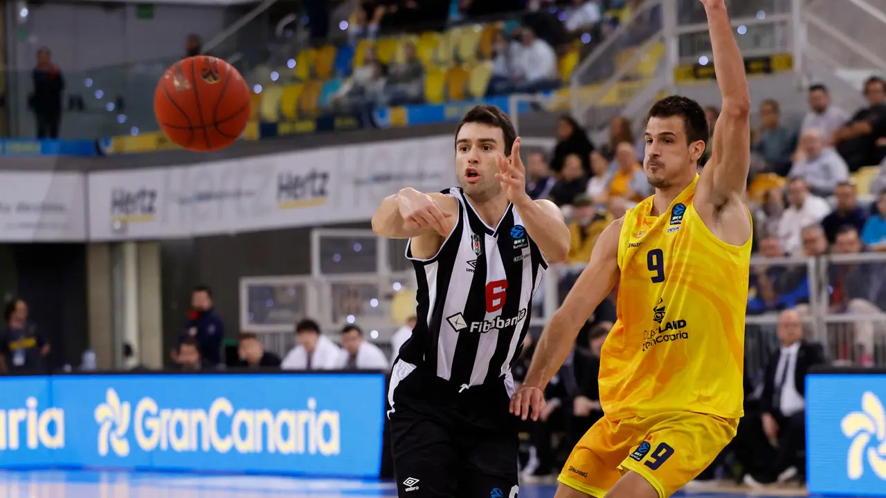 El jugador del Dreamland Gran Canaria Nico Brussino (d) y el del Betsikas Fibabanka Istanbul Berk Ugurlu (i) durante el partido correspondiente a la jornada 17 de la Eurocopa que ambos equipos disputaron este miércoles en el Gran Canaria Arena, en Las Palmas de Gran Canaria. EFE/ Elvira Urquijo A.