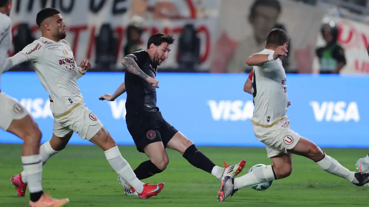 AMDEP1585. LIMA (PERÚ), 29/01/2025.- Lionel Messi (c) de Inter controla un balón este miércoles, en un partido amistoso entre Universitario e Inter Miami en el estadio Monumental en Lima (Perú). EFE/ Paolo Aguilar