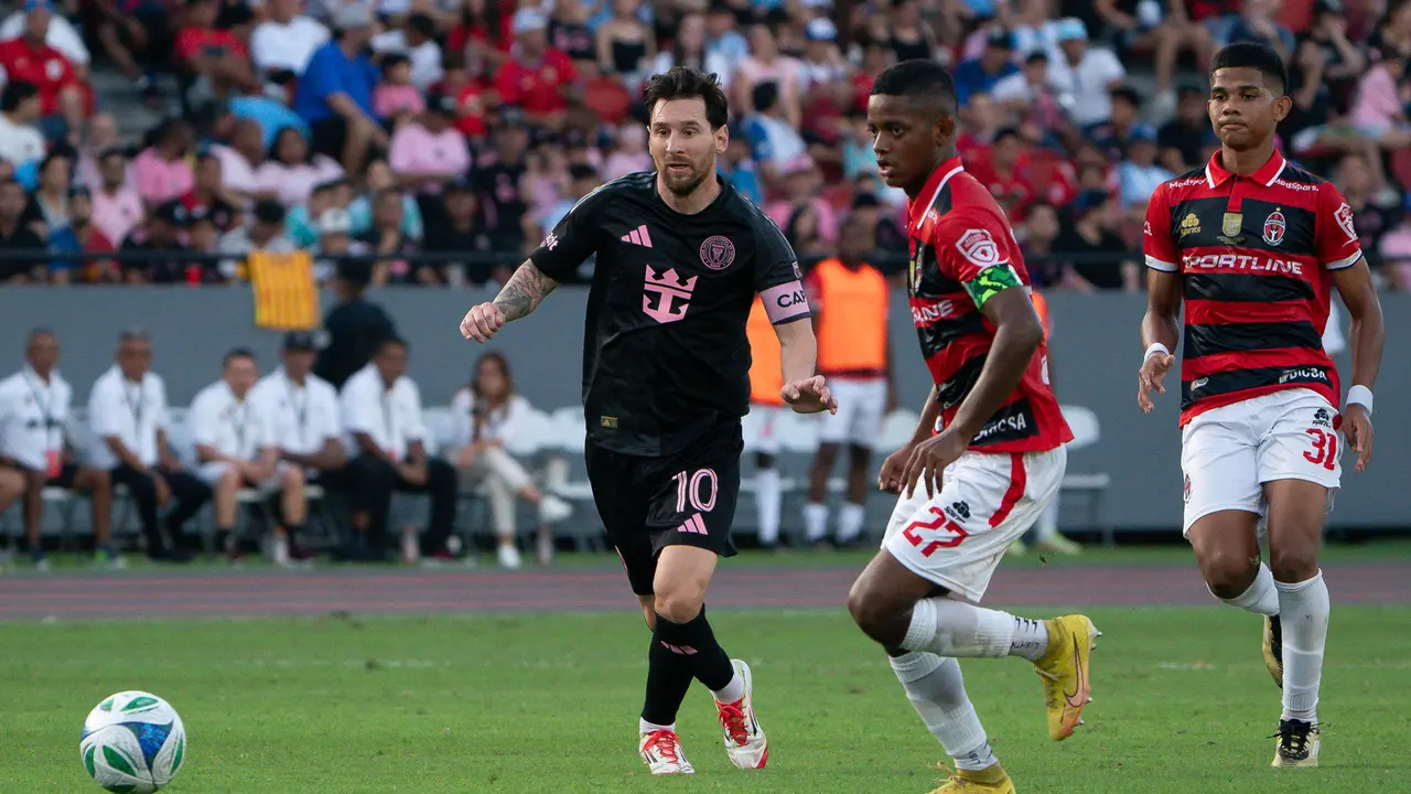 AME6357. CIUDAD DE PANAMÁ (PANAMÁ), 02/02/2025.- Rodrigo Tello Valor (c) de San Miguelito disputa un balón con Lionel Messi de Inter Miami este domingo, en un partido amistoso en el estadio Rommel Fernández en Ciudad de Panamá (Panamá). EFE/ Eliecer Aizprua