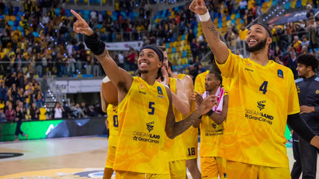 Los jugadores estadounidenses del Dreamland Gran Canaria, Caleb Homesley (i) y George Conditt IV, celebran su victoria frente al Umana Reyer Venice en el encuentro de la Eurocopa que han disputado en el Gran Canaria Arena. EFE/Quique Curbelo.