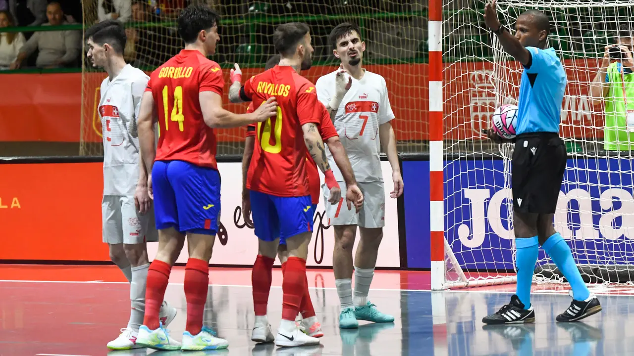 Los jugadores de la selección española de fútbol sala Gordillo (2-i) y Rivillos (3-i) y el suizo Silverio (2-d), durante el partido clasificatorio para la Eurocopa de fútbol sala que las selecciones de España y Suiza han disputado este martes en Segovia. EFE/Pablo Martín