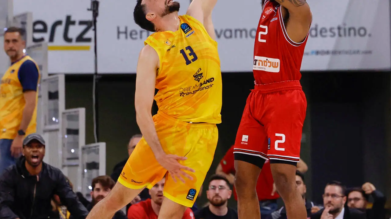 El alero francés de Gran Canaria, Pierre Pelos (i), defiende el lanzamiento del jugador del Hapoel Tel Aviv durante el segundo partido de la final de la Eurocopa que Dreamland Gran Canaria y Hapoel Tel Aviv disputan este viernes en Las Palmas. EFE/Elvira Urquijo