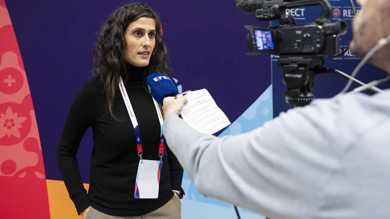 La seleccionadora de España Montserrat Tome Vazquez sdialoga con la Agencia EFE. EFE/EPA/CYRIL ZINGARO